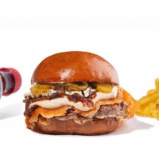 Бургер зі смаженим сиром та трюфельним соусом меню