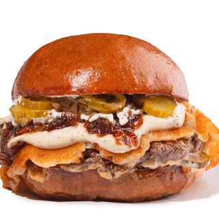 Бургер зі смаженим сиром та трюфельним соусом