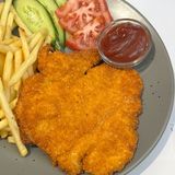 Куряча відбивна з картоплею по-селянськи