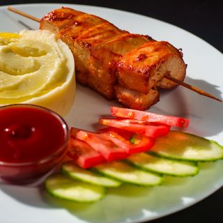 Курячий шашличок з картоплею фрі