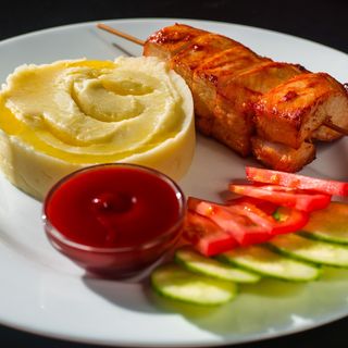 Курячий шашличок з картопляним пюре