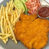 Куряча відбивна з картоплею фрі