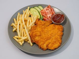 Куряча відбивна з картоплею фрі