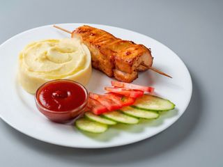 Курячий шашличок з картоплею фрі