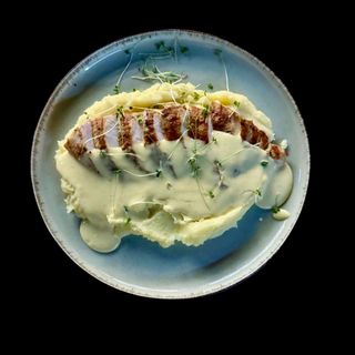 Запечене філе куряче під сирним соусом з картопляним пюре