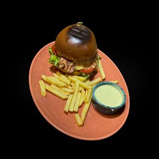 Бургер з курячим філе та камамбером