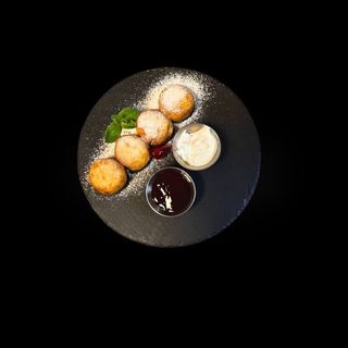 Сирники з ягідним соусом