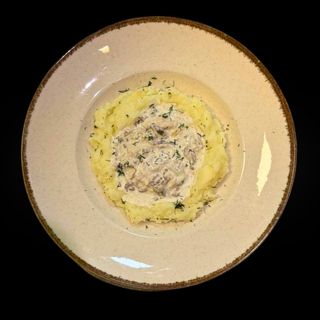 Пюре з лісовими лисичками та рваною свининою