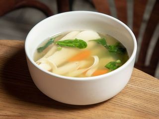 Курячий бульон з печеною куркою,лапшою та овочами (380г)