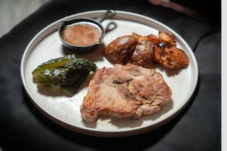 Стейк Pork з медово-гірчичним соусом, картоплею та битими огірками (350г)