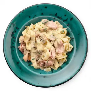 Феттучіні з куркою, шинкою та грибами (250г)