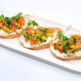 Брускети з тартаром з лосося (130г)