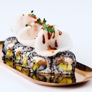 Рол з лососем в чорній ікрі 280г