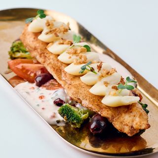 Філе білої риби у вершково-ікорному соусі