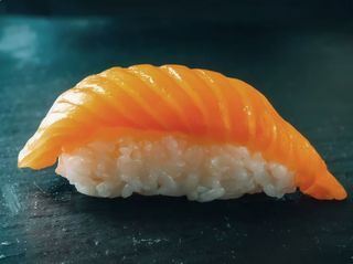Суші з лососем (1шт/35г)