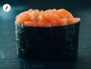 Гункан з лососем (1шт/40г)