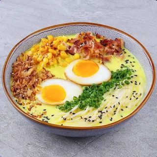 Сирний рамен із беконом