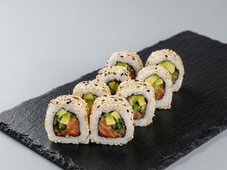 Каліфорнія з лососем в кунжуті