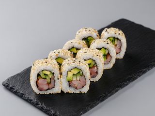 Каліфорнія з креветкою в кунжуті