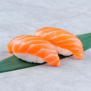 Суші лосось (2 шт)