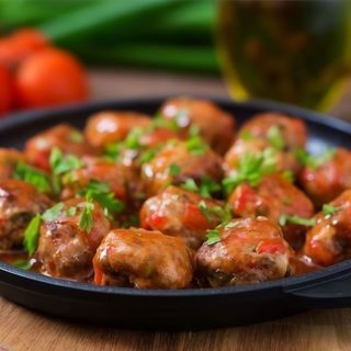 Чилійські мітболи зі свинини, запечені в томатному соусі