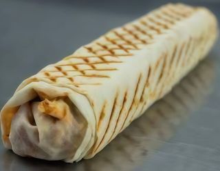 Шаурма з маринованим лососем та крем-сиром (450г)