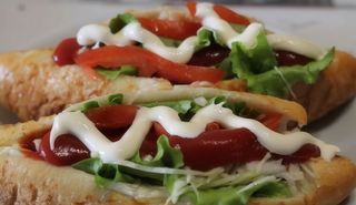 Хот-дог з молодою капустою та смаженим беконом (270г)