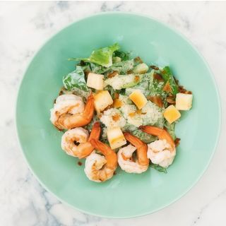 Цезар з тигровою креветкою та соусом блю-чіз