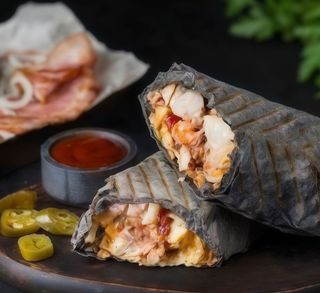 Шаурма в чорному лаваші з сиром