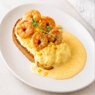 Скрембл з креветками під сирним соусом