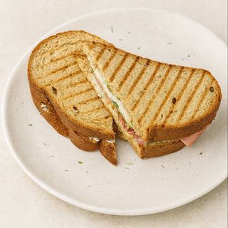 Гарячий сендвіч з індичкою та сиром 