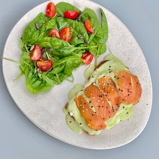 Яйця пашот з лососем 