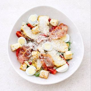 Салат цезар з куркою та беконом