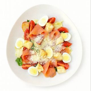 Салат цезар з лососем