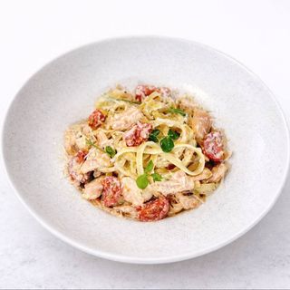 Паста з лососем то моцарелою