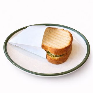 Сендвіч на бріоші з куркою