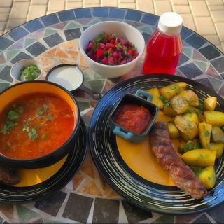 Комплексний обід 5. Борщ + Вінегрет + Ковбаска-гриль з картоплею 