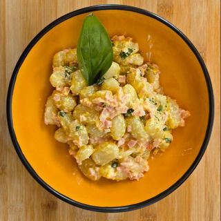 Ньоккі картопляні з шинкою та сирним соусом