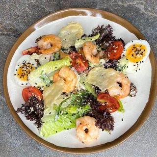 Цезар з креветкою та чіпсами з пармезану