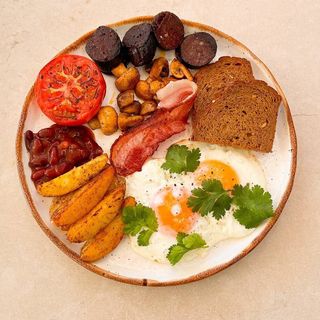 Яєшня з беконом, кровянкою, квасолею в томаті та грибами