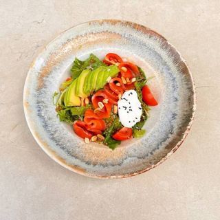 Салат з лососем, авокадо, крем-сиром та медово-гірчичним соусом