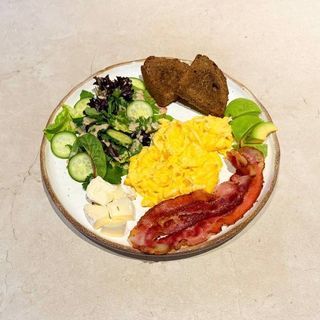 Скрембл з беконом, авокадо та зеленню