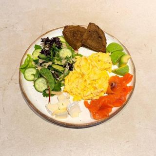 Скрембл з лососем, авокадо та зеленню