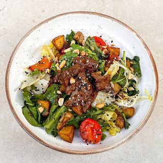 Теплий салат з яловичиною та овочами гриль з трюфельним соусом