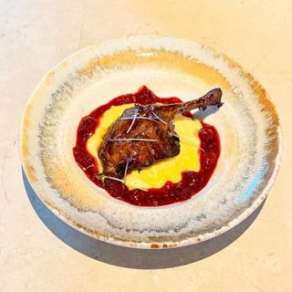 Качина ніжка з картопляним пюре та вишнево-гірчичним чатні