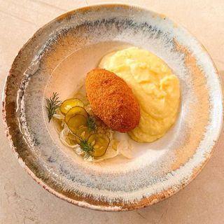 Котлета по київськи з пюре та квашеною капустою