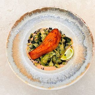 Стейк лосося з пастою та кабачком на соусом том ям