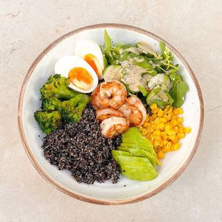 Боул з кіноа, креветкою, авокадо, яйцем та овочами