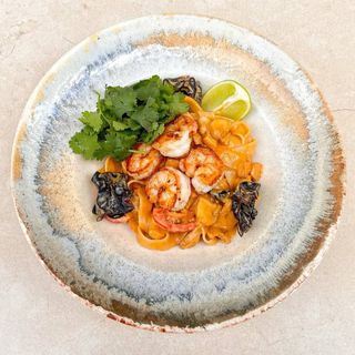 Паста з креветкою в соусі том ям