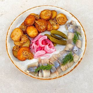 Філе оселедця з корнішонами